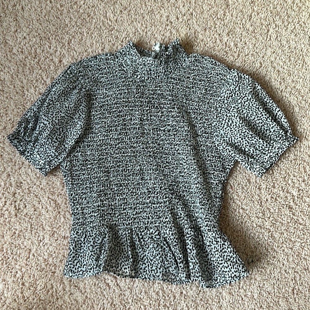 Ruched, high neck spotted tee with puff sleeve